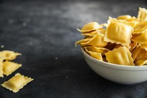 pasta ravioli piatto pasto fresco cibo spuntino sul tavolo copia spazio cibo sfondo foto