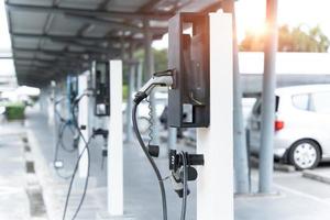 stazione di ricarica per auto elettriche. alimentatore per la ricarica di auto elettriche. concetto di energia pulita foto