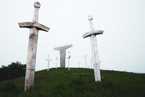 monumento della statua della spada gigante a didgori - memoriale del sito storico. punti di riferimento storici della georgia foto