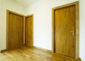 moderna porta in legno foto