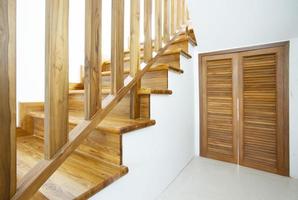 scale in legno, interior design. foto