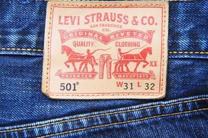 immagine ravvicinata dell'etichetta levi sui blue jeans. levi's è un marchio di levi strauss and co, fondato nel 1853. foto