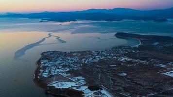 vista aerea con vista sulla costa di nakhodka, russia foto