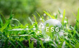 esg il mondo della vernice per vetro per la società ambientale e la governance concetto ambientale sostenibile del mondo con icone ambientali esg foto