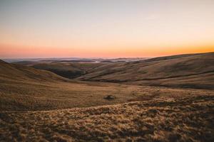 llyn y fan fach all'alba, brecon beacons. foto