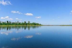 grande isola nel lago. c'è una bellissima nuvola che si riflette sull'acqua nella provincia di bueng kan in tailandia 5 foto