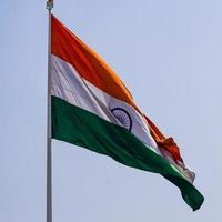 bandiera dell'india che sventola alta a connaught place con orgoglio nel cielo blu, bandiera dell'india, bandiera indiana il giorno dell'indipendenza e il giorno della repubblica dell'india, sventolando la bandiera indiana, sventolando la bandiera indiana foto