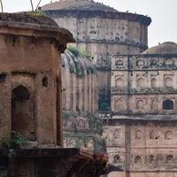 vista mattutina dei cenotafi reali chhatris di orchha, madhya pradesh, india, orchha la città perduta dell'india, siti archeologici indiani foto