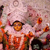 calcutta, india, settembre 29,2021 - dea durga con aspetto tradizionale in vista ravvicinata in un sud kolkata durga puja, durga puja idol, un più grande festival indù di navratri in india foto