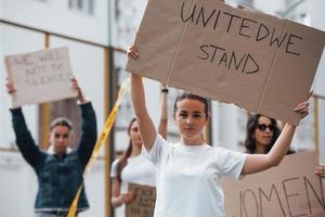 giorno di ribellione. gruppo di donne femministe protestano per i loro diritti all'aperto foto