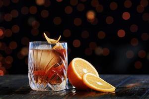 bevanda perfetta per ristoranti e bar. il cocktail è pronto sul tavolo di legno del night club. bella illuminazione foto