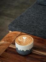 una tazza di caffè caldo sul tavolo per colazione foto