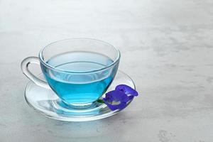 teh telang, il tè ai fiori di farfalla o il tè blu è una tisana a base di erbe o infusione del fiore della pianta di clitoria ternatea. messa a fuoco selettiva. foto