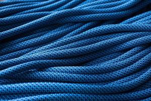più del necessario. foto isolata di nodi rampicanti. vista dall'alto di cavi di colore blu