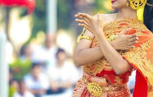 la femmina tailandese asiatica veste l'abito tradizionale vintage e balla con lo stile di danza tailandese all'aperto nell'evento., Tailandia foto