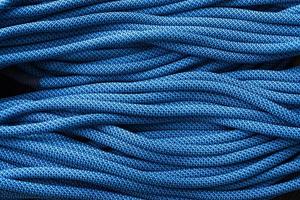 corda blu per la sosta. foto isolata di nodi rampicanti. vista dall'alto dei cavi