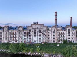 vecchio edificio abbandonato a riga vicino al molo. vecchia fabbrica. foto