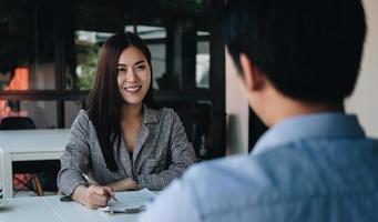 datore di lavoro o reclutatore che legge un curriculum durante un colloquio sul suo profilo di candidato, datore di lavoro che conduce un colloquio di lavoro, impiego delle risorse del manager e concetto di reclutamento. foto