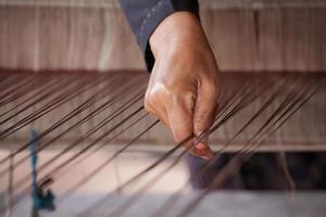 processo di tessitura della seta tailandese foto