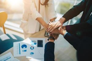 l'attività di lavoro di squadra unisce il concetto di mano insieme, il team di affari in piedi per mano insieme, il lavoro di beneficenza volontario. persone che si uniscono per affari di successo di cooperazione foto