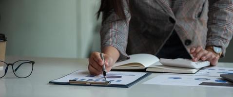 dati di analisi della donna d'affari per pianificare le strategie aziendali. concetto di discussione di affari foto