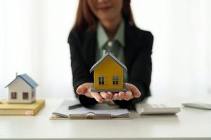 agente immobiliare consegna la proprietà nuova casa a un cliente - concetto di finanza aziendale foto