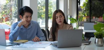 colleghi di partenariato commerciale che discutono di un grafico di pianificazione finanziaria e di una società durante una riunione di bilancio nella stanza dell'ufficio foto