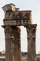 costruzione di rovine e antiche colonne a roma, italia foto