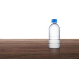 bottiglia d'acqua di plastica sul tavolo di legno foto