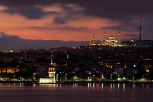 torre delle fanciulle e moschea camlica a istanbul, turchia foto