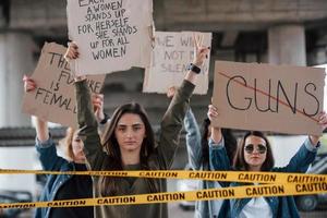 parla di tutto ciò che ti è dispiaciuto. gruppo di donne femministe protestano per i loro diritti all'aperto foto