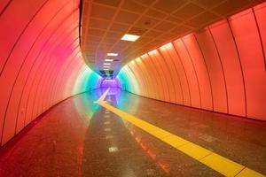 corridoio della metropolitana multicolore foto