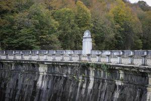 vecchia e storica diga foto