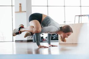 è così che ti prendi cura del tuo corpo. la giovane donna sportiva ha una giornata di fitness in palestra al mattino foto