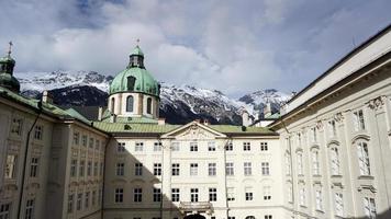 palazzo di hofburg con sfondo di montagne di neve foto