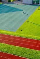 pista da corsa e campo da basket foto