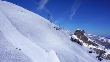 vista ad angolo delle montagne di neve titlis e della funivia foto