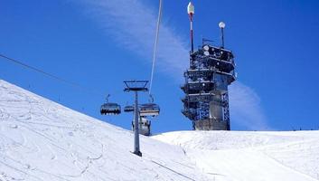 vista funivia sospesa e titlis della stazione foto