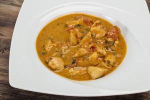 zuppa di pollo al curry tradizionale tailandese foto