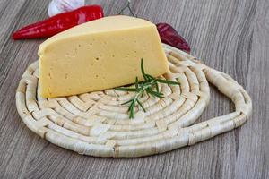 triangolo di formaggio giallo foto