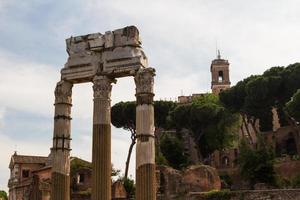 costruzione di rovine e antiche colonne a roma, italia foto