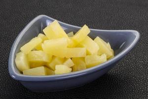 pezzi di ananas marinati foto