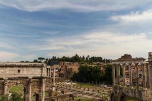 costruzione di rovine e antiche colonne a roma, italia foto