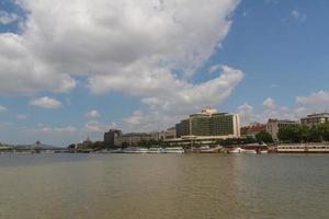 panorama della città di budapest con il fiume danubio foto