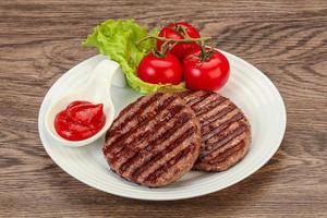 cotoletta di hamburger alla griglia con salsa foto