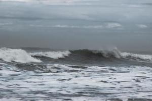 foto della spiaggia con onde alte