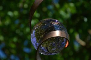 zoom su una sfera di cristallo foto