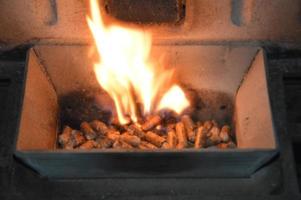 pellet di legno in fiamme foto