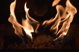 pellet di legno in fiamme foto