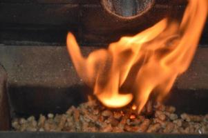 pellet di legno in fiamme foto